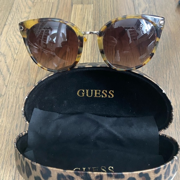 2 pairs!!! Guess sunglasses tortoise and black - Picture 1 of 8